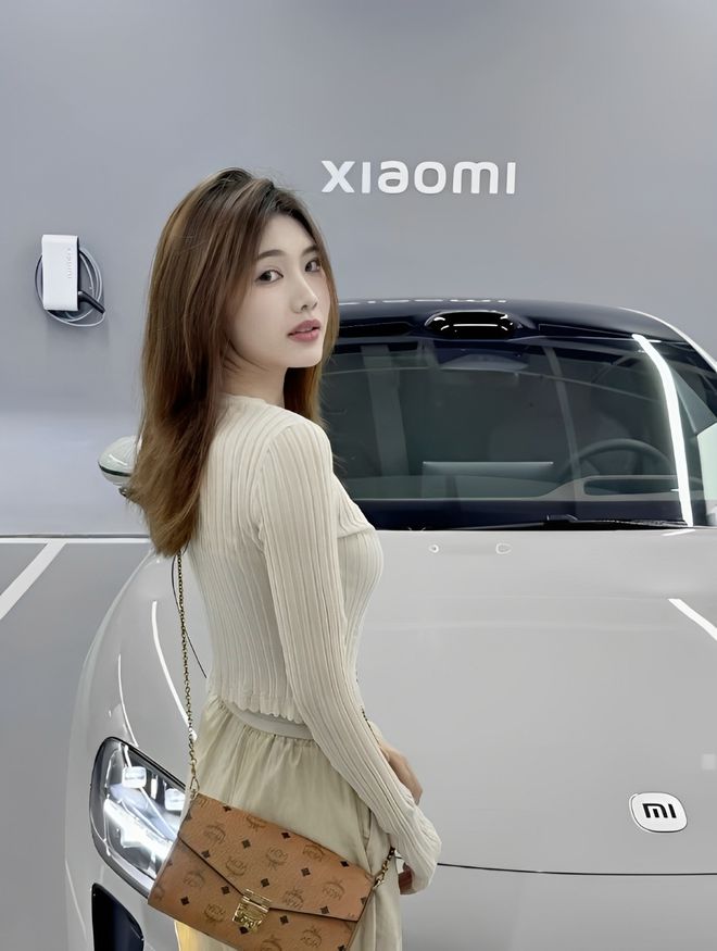 女车主质量都这么高的吗？仙女也就长这样吧j9九游真人游戏第一平台小米SU7的美(图2)