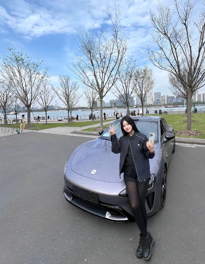 女车主质量都这么高的吗？仙女也就长这样吧j9九游真人游戏第一平台小米SU7的美(图5)