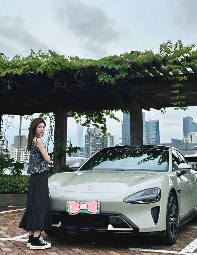 女车主质量都这么高的吗？仙女也就长这样吧j9九游真人游戏第一平台小米SU7的美(图3)