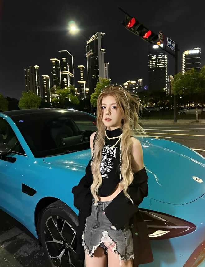 女车主质量都这么高的吗？仙女也就长这样吧j9九游真人游戏第一平台小米SU7的美(图8)